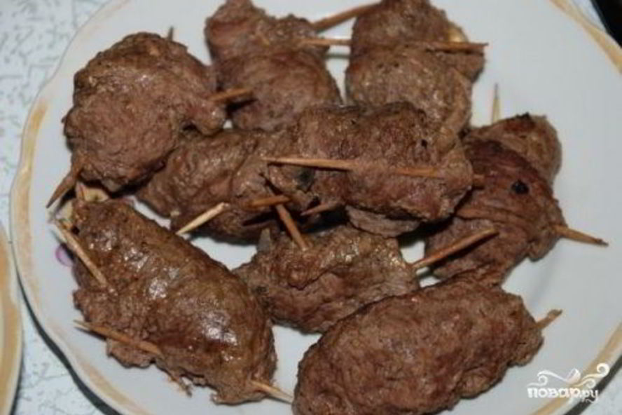 Рецепт рулетиков из говядины с грибами