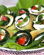 Рулетики из кабачков с помидорами и сыром