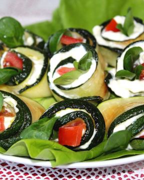 Рулетики из кабачков с помидорами и сыром