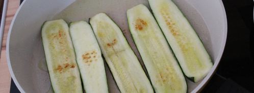 рулетики из кабачков с помидорами и сыром. Шаг 3