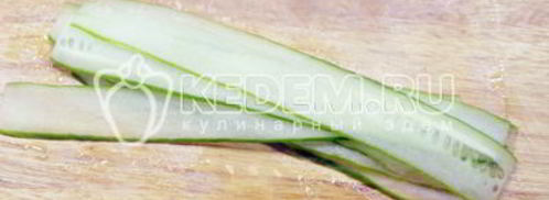 рулетики из огурцов с начинкой. Шаг 5