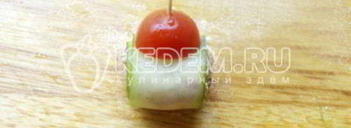 рулетики из огурцов с начинкой. Шаг 6