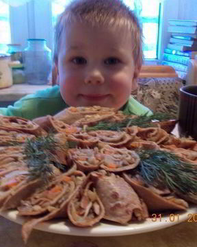 Рулетики из печеночных блинчиков с грибами