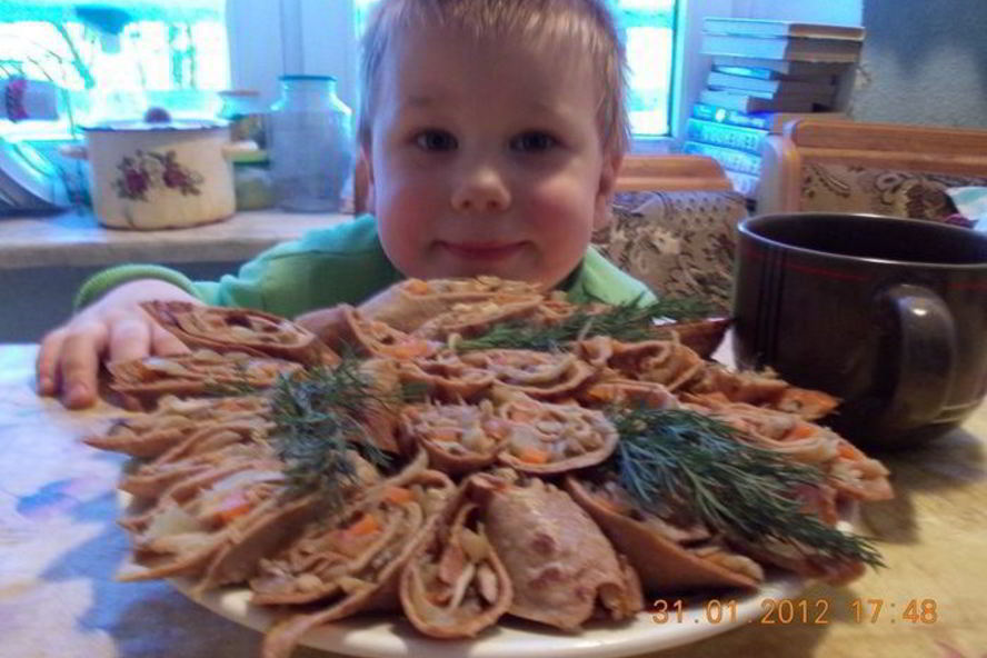 Рецепт рулетиков из печеночных блинчиков с грибами