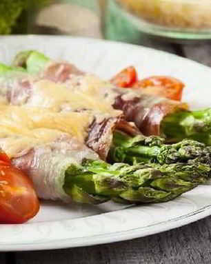 Рулетики из спаржи с зеленым луком