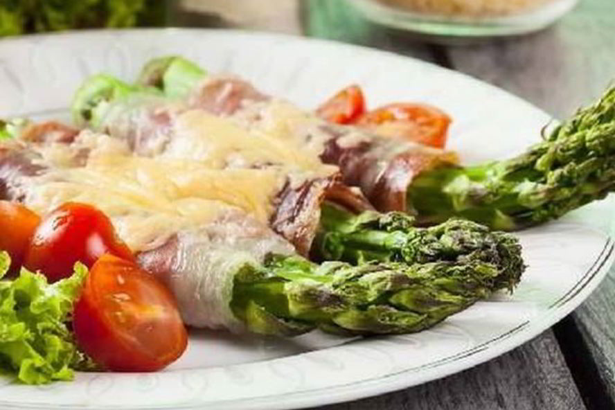 Рецепт рулетиков из спаржи с зеленым луком