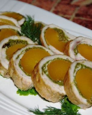 Рулеты из индейки с персиками и мятным песто