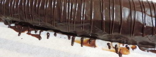 шоколадный рулет с арахисовым пралине трюфельный. Шаг 17