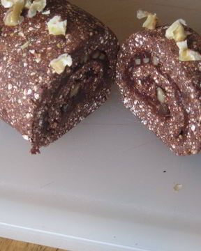 Шоколадный рулет с грецкими орехами