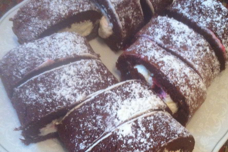 Рецепт шоколадного рулета с вишней и взбитыми сливками