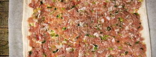 слоеные рулетики с мясным фаршем. Шаг 5