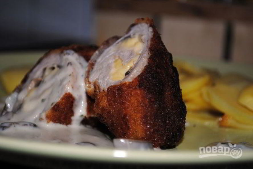 Рецепт свиных рулетиков с грибами и сыром