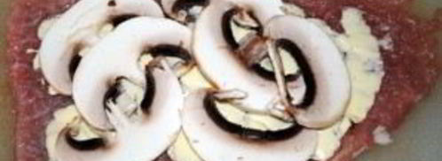 свиные рулетики с грибами и сыром. Шаг 7