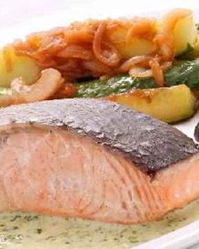 Рыба с маринованными огурчиками