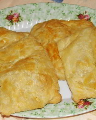 Самса из слоеного теста с мясом