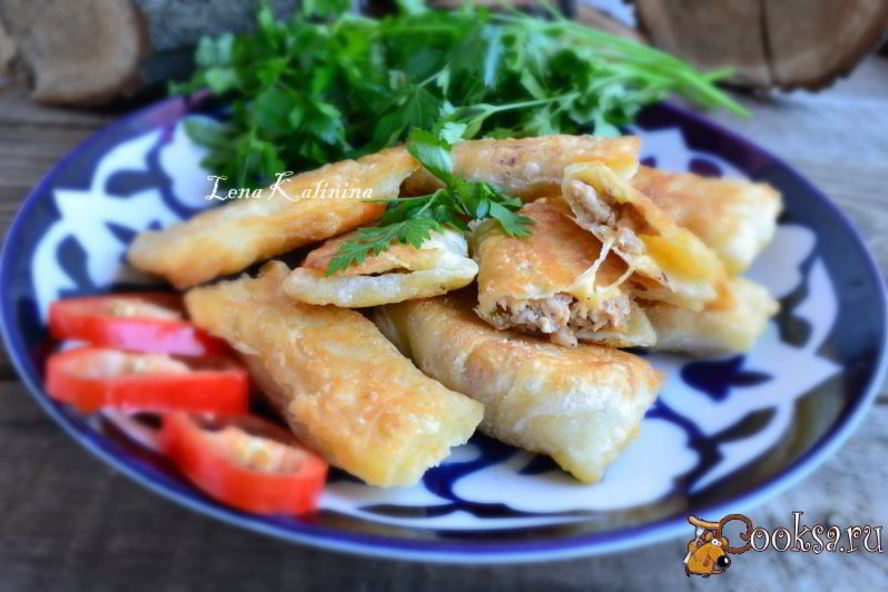 Рецепт самсы слоеной с куриным фаршем и сыром, жареная на сковороде