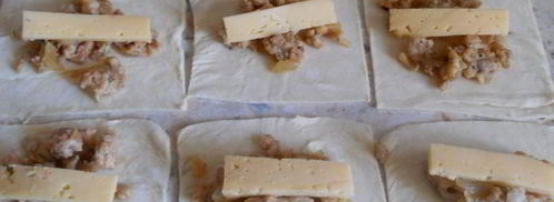 самса слоеная с куриным фаршем и сыром, жареная на сковороде. Шаг 5