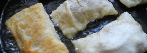 самса слоеная с куриным фаршем и сыром, жареная на сковороде. Шаг 6