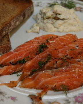 Семга, маринованная в джине с можжевельником