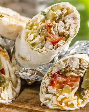 Домашняя шаурма с курицей, свежими овощами и сметанным соусом в тонком лаваше