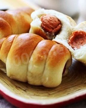 Сосиски запеченные в дрожжевом тесте