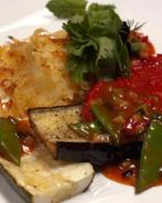 Стейки из баклажана, цукини и красного перца с овощным соусом и картофельными драниками