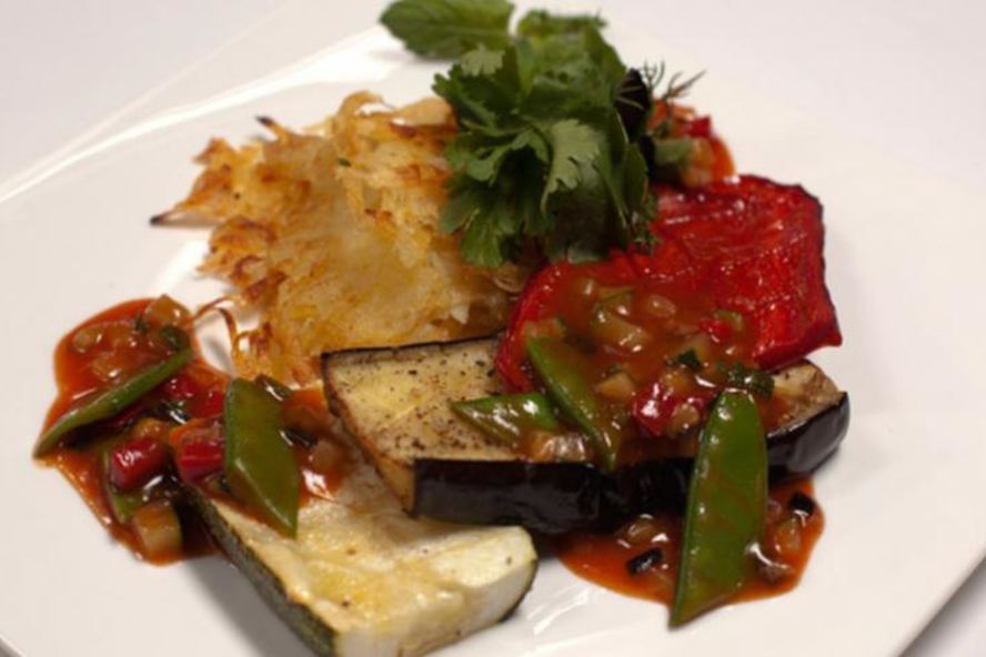 Рецепт стейков из баклажана, цукини и красного перца с овощным соусом и картофельными драниками