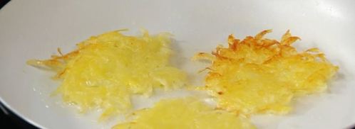 стейки из баклажана, цукини и красного перца с овощным соусом и картофельными драниками. Шаг 3