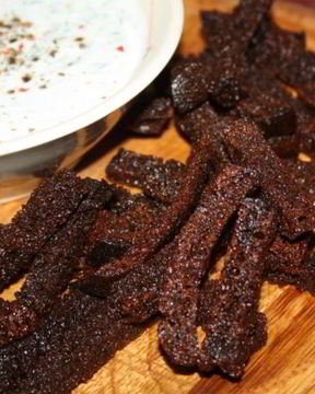 Бородинские сухарики со сметанно-кефирным соусом с чесноком