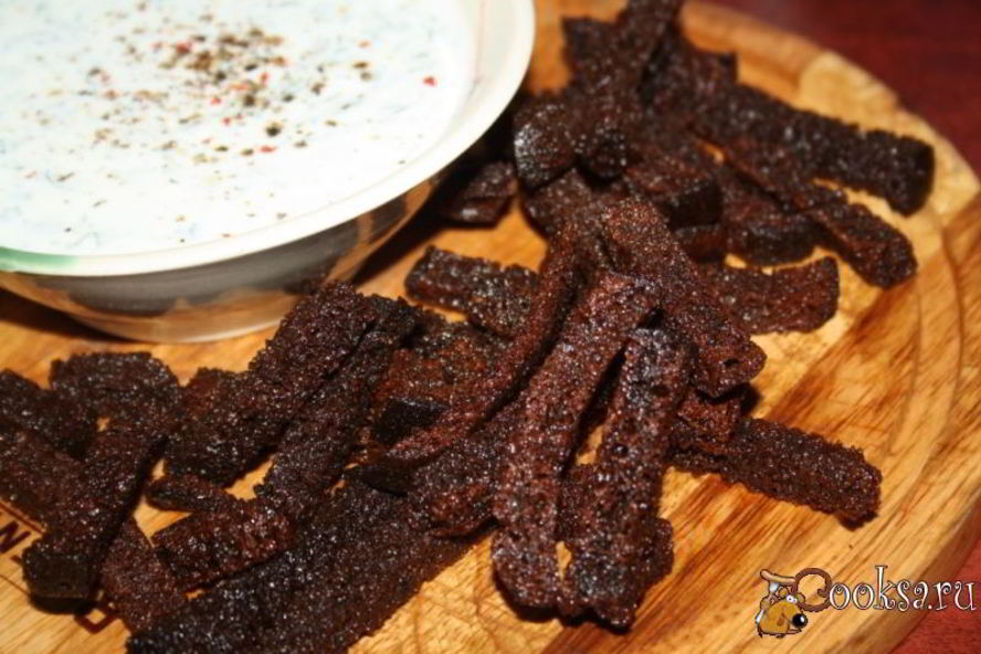 Рецепт бородинских сухариков со сметанно-кефирным соусом с чесноком