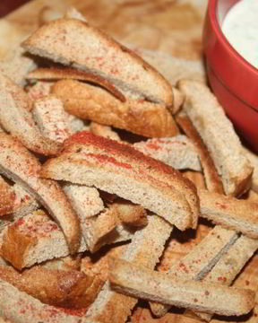 Дарницкие сухарики с соусом на основе йогурта