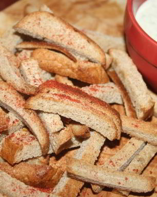 Дарницкие сухарики с соусом на основе йогурта