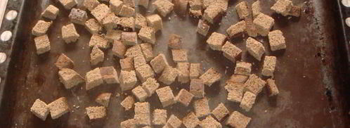 сухарики из черного хлеба со специями и базиликом. Шаг 6