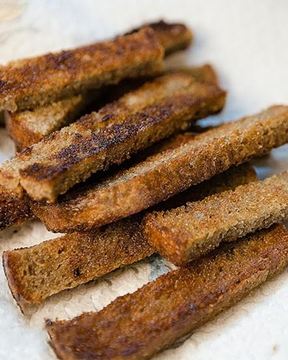 Сухарики из черного хлеба в духовке