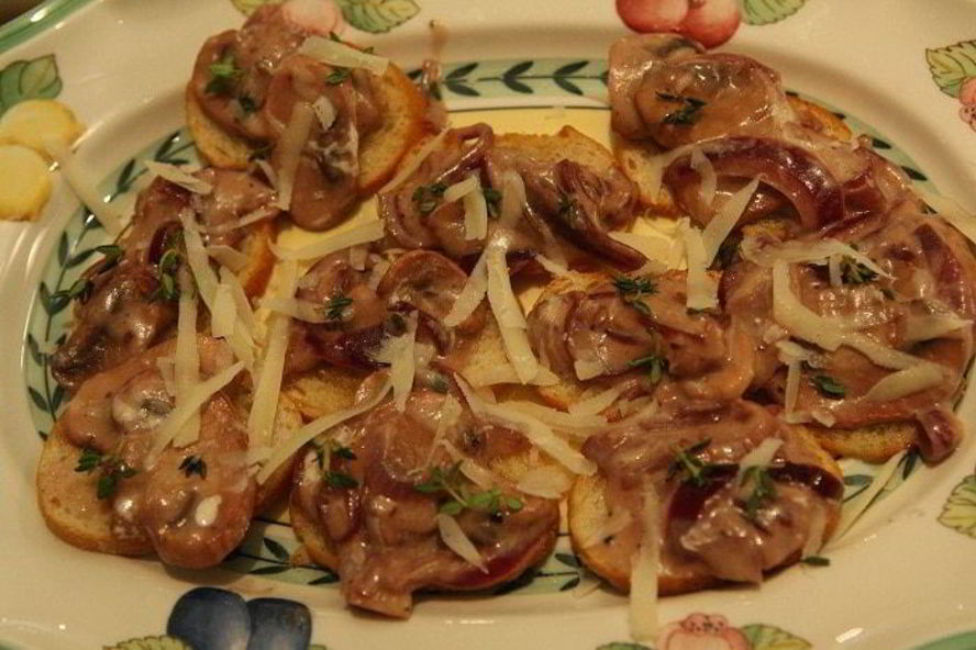 Рецепт сухариков с грибной начинкой, сыром и зеленью