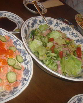 Чираши-суши — рис с красной рыбой и икрой