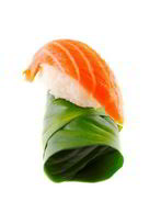 Суши из лосося в листьях свеклы