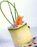 Суши из цукини с лососем и укропным соусом