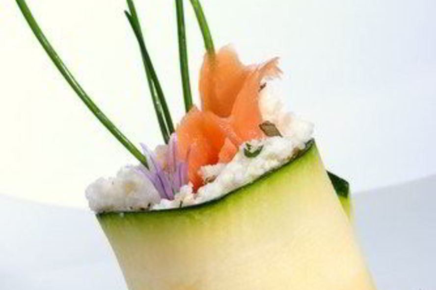 Рецепт суш из цукини с лососем и укропным соусом