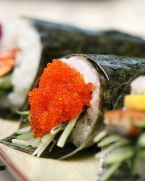 Суши с крабами и икрой