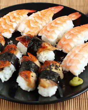 Суши с креветкой, угрем и омлетом