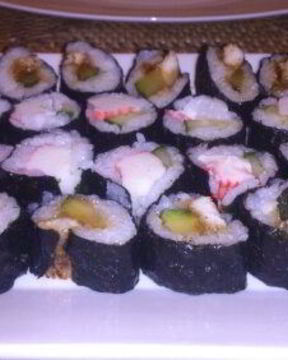 Суши с огурцом и крабовыми палочками