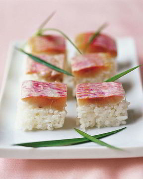 Суши со средиземноморской султанкой