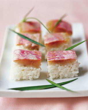 Суши со средиземноморской султанкой