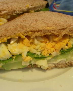 Английский сэндвич с яйцом, огурцом и руколой