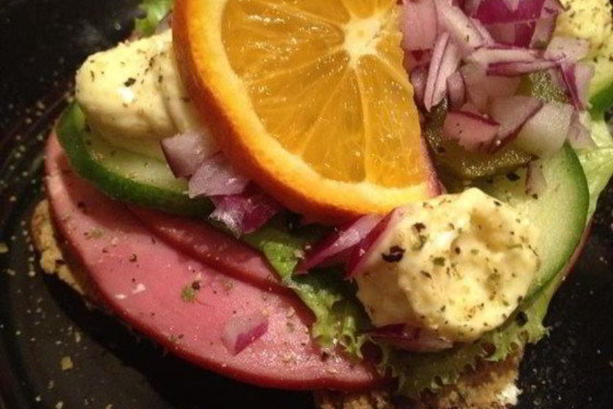 Рецепт датского открытого сэндвича с паштетом и салями