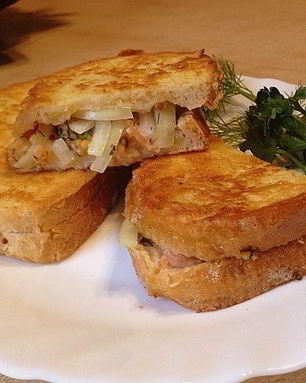 Горячий сэндвич с лососем