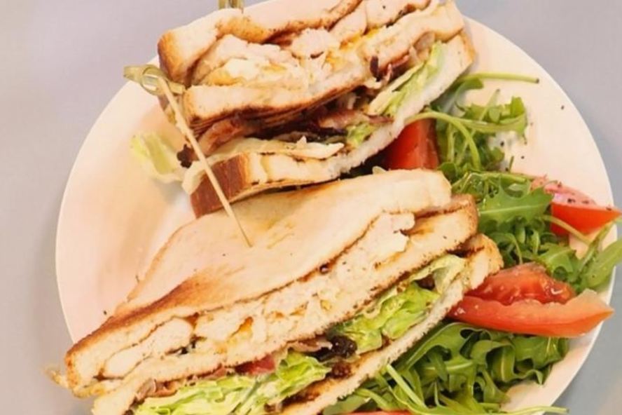 Рецепт клубного сэндвича с куриным филе, яйцом и беконом