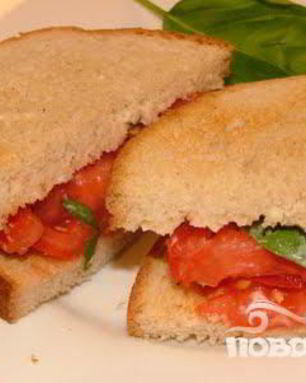 Румяный сэндвич с помидором