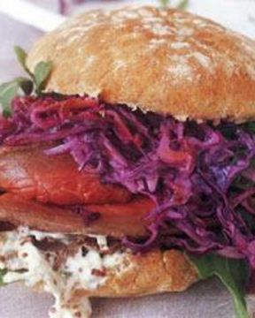 Сэндвич из ростбифа с капустно-свекольным салатом